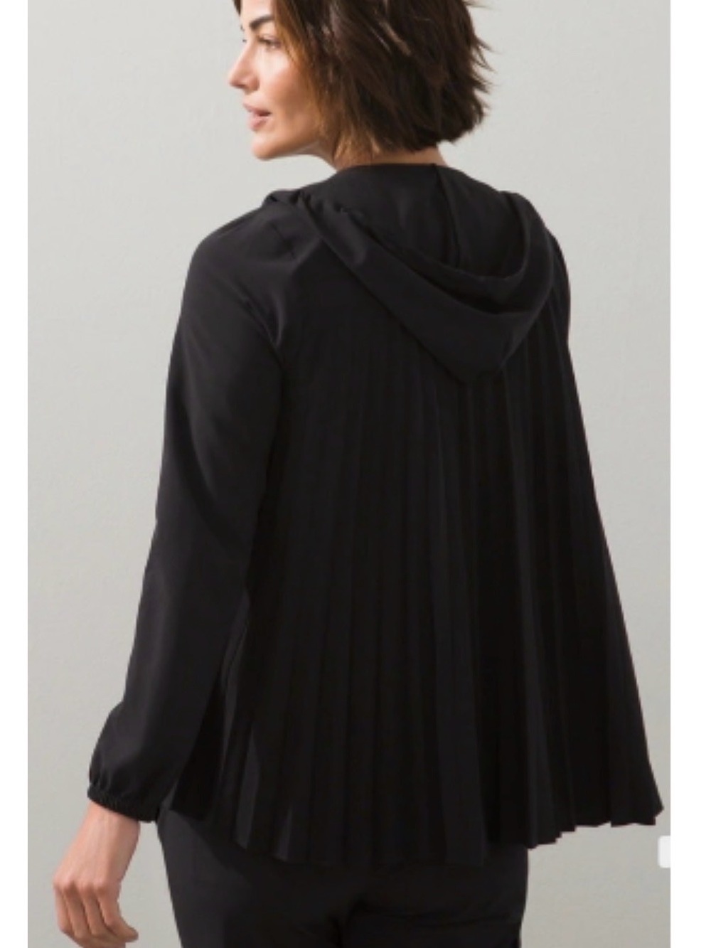 Chicos 4/6 black pleat full zip lightweight activewear long sleeve hooded jacket